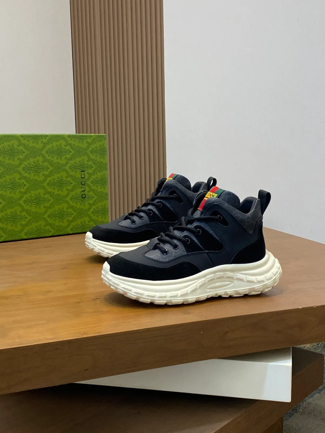 Men's shoes 💰860 Gucci men's sports shoes, with cow suede stitching and classic double G presbyopia, highly recognizable. The rubber sole has strong grip and is comfortable to wear, suitable for daily leisure or light exercise! The blue details on the tongue and shoelaces are full of vitality~. Versatile, can be easily worn with jeans and casual pants, fashionable and practical, suitable for you who pursue individuality and comfort! size：39-44